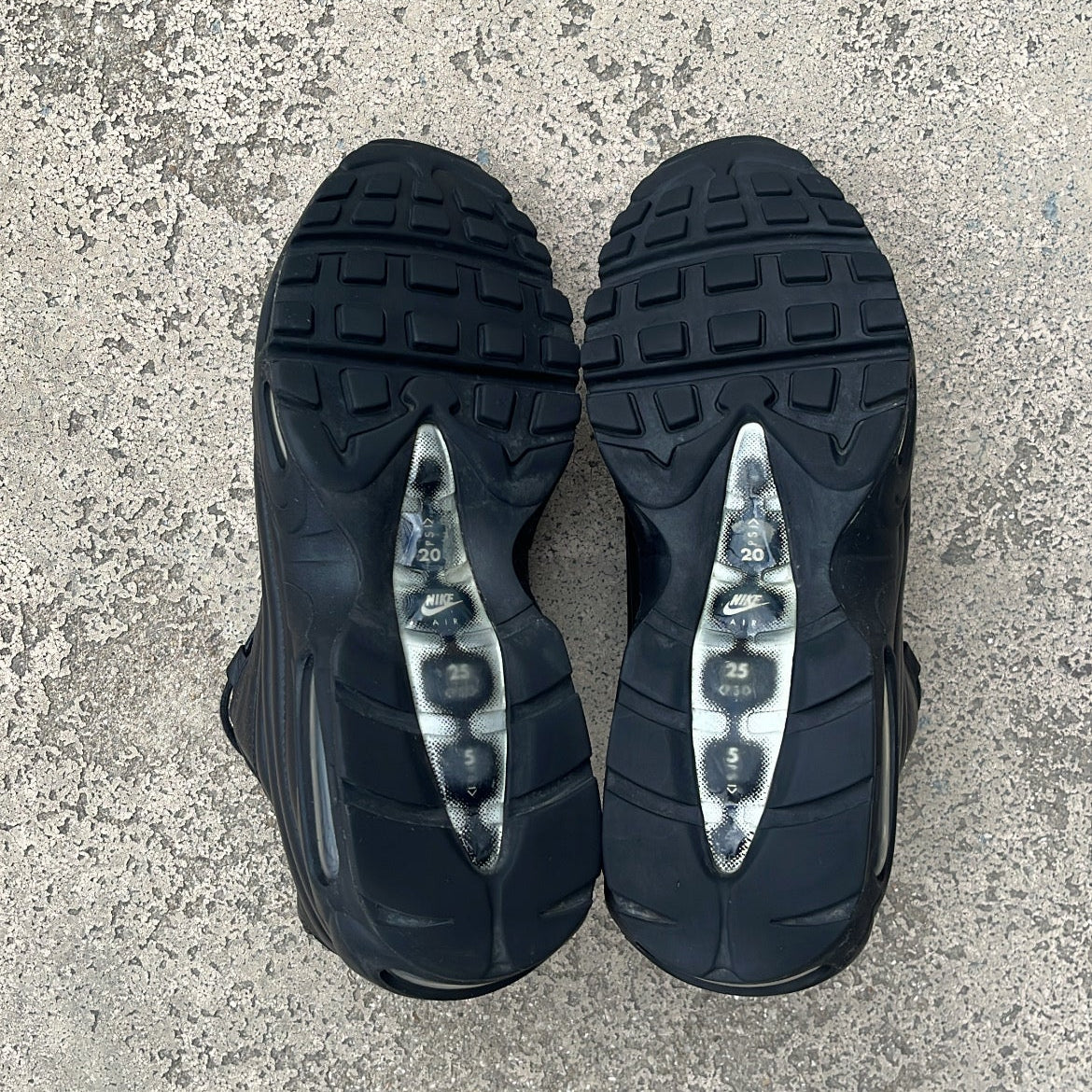 Air Max 95 Supreme Black - EU42.5 / US9 / UK8