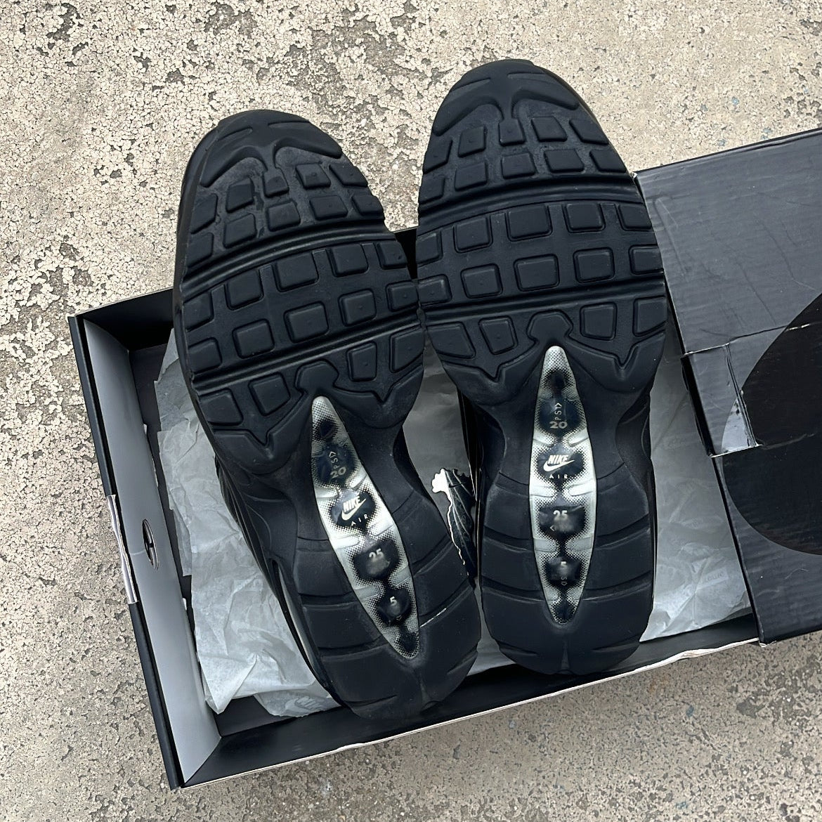 Air Max 95 Supreme Black - EU42.5 / US9 / UK8