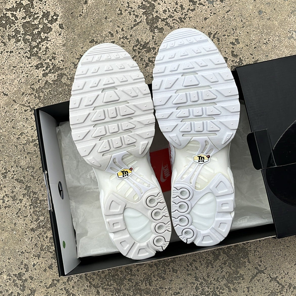 Tn Supreme White - EU42.5 / US9 / UK8