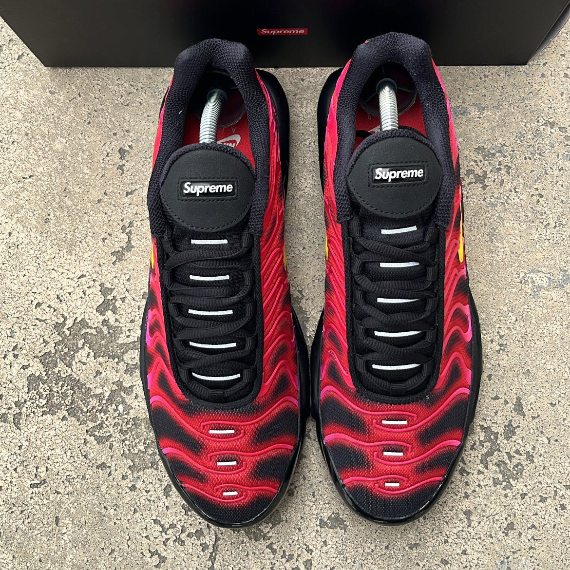 Tn Supreme Red - EU42 / US8.5 / UK7.5