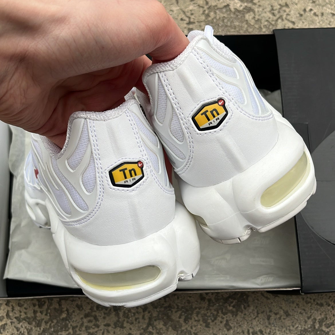 Tn Supreme White - EU42.5 / US9 / UK8