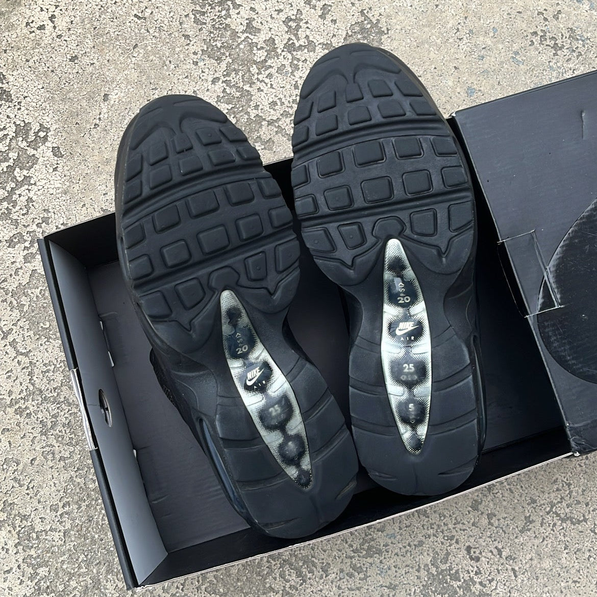 Air Max 95 Supreme Black - EU42 / US8.5 / UK7.5